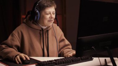 45 'lerin kadın oyuncuları evde oynuyor. PC 'de online video oyununda oynayan kadın oyuncu. Profesyonel flama yanlısı oyuncu zaferi kutlayan bir jest sergiliyor. Boşluğu kopyala