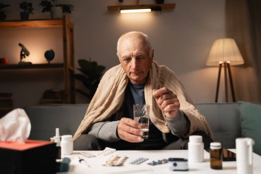 Kanepede hasta bir adam yatıyor, son sınıf öğrencisi nezle olmuş grip gribi belirtileri gösteriyor evde tek başına ilaç içiyor. Boşluğu kopyala