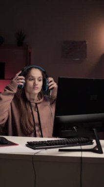 Oyuncu evde video oyunu oynarken kulaklık takıyor. Esport oyuncusu bilgisayar oyunları turnuvasında gösteri yapıyor. Boşluğu kopyala