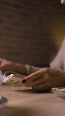Elektrik faturası için akıllı telefonu elektrik bankasına bağlayan kadın ellerine yakın çekim. Seyahat sırasında cihazları şarj etme kavramı