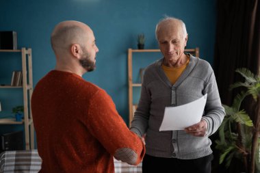 İki adamla tokalaş. Sigorta, evde finans komisyoncusuyla görüşen kıdemli adam. Evinde ajanla titreyen yaşlı bir adam. Boşluğu kopyala