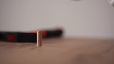 Mobilya montajı sırasında mobilya parçasından penseyle ahşap kaplamayı kaldıran mobilya toplayıcısı, kapat