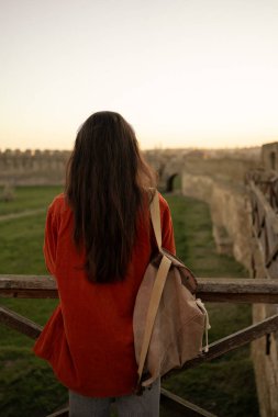 Antik kaledeki kadın, arka manzara. seyahat konsepti. Kadınlar Avrupa 'da bahar tatilinin tadını çıkarırlar. Boşluğu kopyala