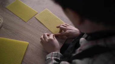 Diy konsepti. El yapımı mum atölyesindeki sakin kadın. İş yerindeki kadın girişimci. Yakın plan.