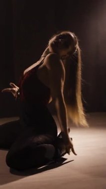 Güzel, tatlı bir kadın sınıfta striptiz yapıyor. Dikey video