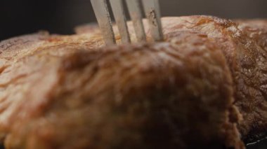 Tahta tahtada kesilmiş lezzetli, sulu ızgara biftekli Makro shot. Yiyecek ve içecek konsepti. Yakın plan.