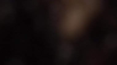 Ağır çekim. Demir üzerine düşen lezzetli bifteğe yakın çekim. Tuz tanecikli ızgara, ateşte pişirilmiş biyoleziz domuz bifteği.