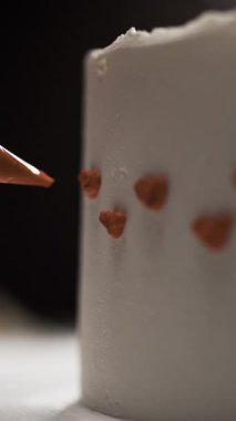 Pastacı mutfakta doğum günü pastası pişiriyor. Süt kırmızısı kremalı pasta dekorasyonu. Adım adım. Dikey video. Yakın plan.