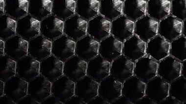 Işıklandıran metal yüzey altıgen şekilleri hareket halindedir. Altıgen şebeke, yakın plan. Üst Manzara. Yakın plan.