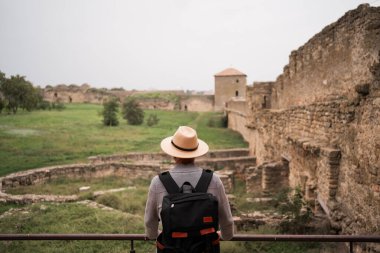 Akkerman Kalesi 'ni gezen sırt çantalı son sınıf erkek turist. Boşluğu kopyala