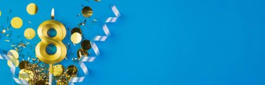 8 yılı kutluyoruz. Kutlamanın mavi arka planında ışıltılı bir şekilde uzanan sekiz numaralı yanan mum. Kopyalama alanı olan bayram afişi.