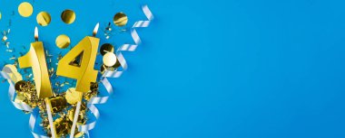 14 yılı kutluyoruz. Kutlama masmavi arka planında ışıltılı bir şekilde yatan 14 numaralı altın yanan mum. Kopyalama alanı olan bayram afişi.