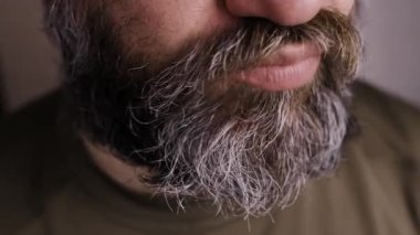Sakallı adamın ağzında yemek yediği yakın plan. Yavaş çekim