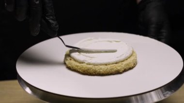 Adım adım muz dolgulu benta keki yapmak. Pasta şefi, tezgahtaki ilk pasta katmanında bir kat krem peyniri dikkatlice yumuşatır. Dördüncü adım.
