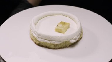 Adım adım muz dolgulu benta keki yapmak. Pasta şefi ilk kattaki pastayı dikkatlice muz dolgusu ile doldurur. Altıncı adım.