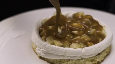 Adım adım muz dolgulu benta keki yapmak. Pasta şefini dikkatlice yaklaştır. Hamur torbasının içine büyük miktarda karamel dök. dokuzuncu adım.