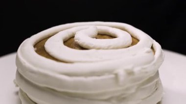 Adım adım muz dolgulu benta keki yapmak. Pasta şefinin kapağı dikkatlice üzerine özel bir spatula ile krem peyniri koymaya başlıyor. 14. adım.