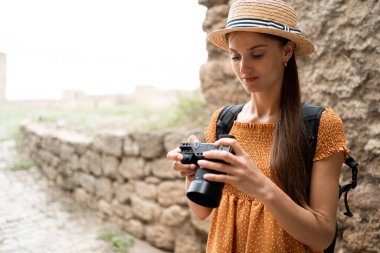 Avrupa 'daki eski ortaçağ kale duvarlarını yakalayan kadın fotoğrafçı, yaz tatilinin tadını çıkarıyor, tarihi yerleri keşfediyor ve seyahatleri sırasında kültürel mirası belgeliyor.