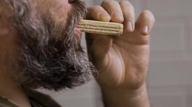 Sakallı adamı yakından çek waffle ye, tatlı ye, yan gözle bak.