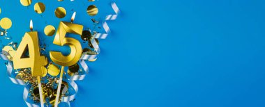 45 yılı kutluyoruz. Kırk beş numaralı altın rengi yanan mum ışıltılı mavi arka planda kutlanıyor. Kopyalama alanı olan bayram afişi.