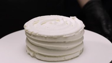 Adım adım muzlu Benta keki yapmak. Bir dolgu. Krem peynirin son seviyesini spatulayla kapatıyoruz. Adım 19.