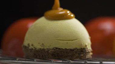 Parlak karamelli ayna pürüzsüz bir şekilde kremalı pastayı kaplıyor, adım adım tatlı hazırlama süreci yakın plan çekimde çekiliyor, bir pasta fırınında pasta işçiliği sergileniyor..