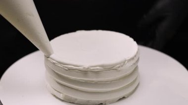 Adım adım muz dolgulu benta keki yapmak. Pasta şefini dikkatlice kapatın. Pasta çantasından ikinci kat krem peynir sürün. 18. adım.