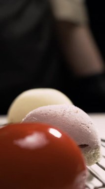 Kremalı kekler parlak turuncu jölelerle kaplanarak canlı ve pürüzsüz bir son yaratıyor. Zarif ve lezzetli bir tatlı, özel durumlar için mükemmel, zengin tatlar ve zarif dekorasyonun birleşimi. Yakın plan..