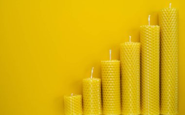 Balmumu mumlarından büyüyen mali tabloların mali analizi. Hisse senedi veya kripto para analizi. Boşluğu kopyala