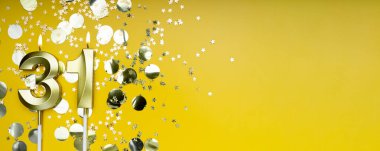 Sarı arka planda 31 numaralı altın mum. 31 harfli doğum günü kartı. Yıldönümü konsepti. Doğum günü, yeni yıl kutlaması için. Banner, boşluğu kopyala.