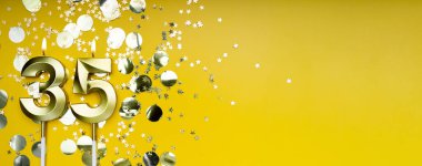 Sarı arka planda 35 numaralı altın mum. 35 harfli doğum günü kartı. Yıldönümü konsepti. Doğum günü, yeni yıl kutlaması için. Banner, boşluğu kopyala.