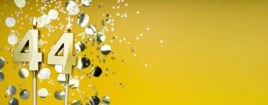 Sarı arka planda 44 numaralı altın mum. 44 harfli doğum günü kartı. Yıldönümü konsepti. Doğum günü, yeni yıl kutlaması için. Banner, boşluğu kopyala.