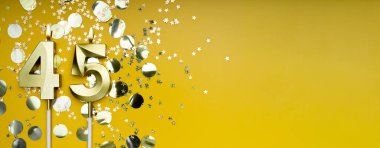 Sarı arka planda 45 numaralı altın mum. 45 harfli doğum günü kartı. Yıldönümü konsepti. Doğum günü, yeni yıl kutlaması için. Banner, boşluğu kopyala.