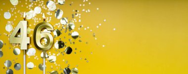 Sarı arka planda 46 numaralı altın mum. 46 harfli doğum günü kartı. Yıldönümü konsepti. Doğum günü, yeni yıl kutlaması için. Banner, boşluğu kopyala.