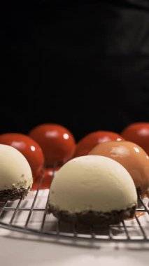 Kremalı kekin üzerine karamel, kremalı tatlı ya da limonlu bisküviler koyan aşçı. Yakın plan. dikey video