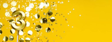 Sarı arka planda üç numaralı altın mum. 3 harfli doğum günü kartı. Yıldönümü konsepti. Doğum günü, yeni yıl kutlaması için. Banner, boşluğu kopyala.