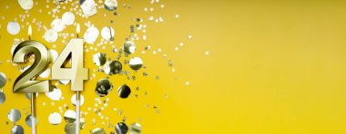 Sarı arka planda 24 numaralı altın mum. 24 harfli doğum günü kartı. Yıldönümü konsepti. Doğum günü, yeni yıl kutlaması için. Banner, boşluğu kopyala.