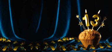 13 'üncü yaş günü partisi yaklaşıyor. Kadife mavisi arka planda on üç numaralı mumu olan çikolatalı kek. Pankart, metin için boşluk.
