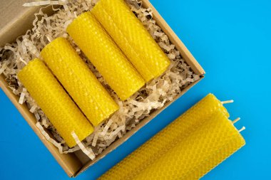 Küçük bir işletme tarafından özenle hazırlanmış el yapımı balmumu mumlarından oluşan güzel bir kutu. Bu çevre dostu DIY mumları müşterilere gönderilmeye hazır.