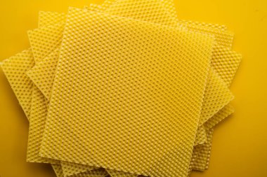 Sarı arka planda doğal balmumu çarşafları var. Yakın plan.