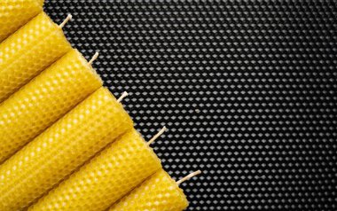 Arka plan olarak siyah balmumu üzerine uzanmış 6 mum seti. Boşluğu kopyala