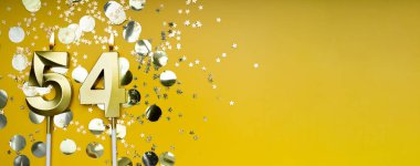 Sarı arka planda 54 numaralı altın mum. 54 harfli doğum günü kartı. Yıldönümü konsepti. Doğum günü, yeni yıl kutlaması için. Banner, boşluğu kopyala.