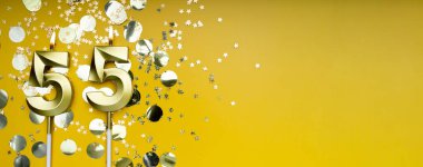 Sarı arka planda 55 numaralı altın mum. 55 harfli doğum günü kartı. Yıldönümü konsepti. Doğum günü, yeni yıl kutlaması için. Banner, boşluğu kopyala.