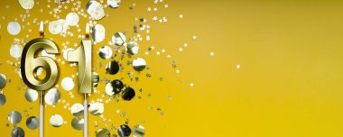 Altmış birinci yaş günü. 61 numaralı altın kutlama mumu. Sarı renkli arka plan. Doğum günü ya da yıldönümü kutlaması kavramı. Pankart. Boşluğu kopyala