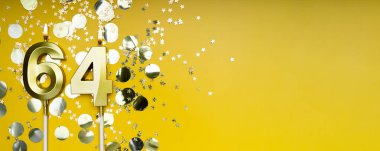 Altmış dört yıllık doğum günü. 64 numaralı altın kutlama mumu. Sarı renkli arka plan. Doğum günü ya da yıldönümü kutlaması kavramı. Pankart. Boşluğu kopyala