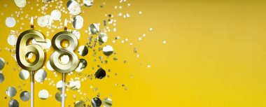 Altmış sekiz yıllık doğum günü. 68 numaralı altın kutlama mumu. Sarı renkli arka plan. Doğum günü ya da yıldönümü kutlaması kavramı. Pankart. Boşluğu kopyala