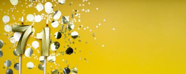 Yetmiş birinci yaş günü. 71 numaralı altın kutlama mumu. Sarı renkli arka plan. Doğum günü ya da yıldönümü kutlaması kavramı. Pankart. Boşluğu kopyala