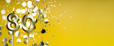 Seksen yıllık doğum günü. 80 numaralı altın kutlama mumu. Sarı renkli arka plan. Doğum günü ya da yıldönümü kutlaması kavramı. Pankart. Boşluğu kopyala