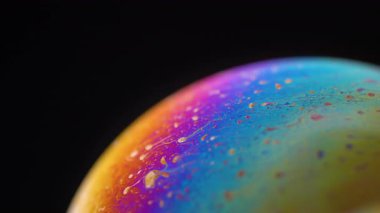 Parlak ve renkli fantastik desenler. Sabun köpüklü siyah arka plan, yakın plan, makro. Boşluğu kopyala