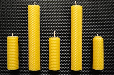 Siyah desenli arka plandaki DIY balmumu mumları kripto piyasasının uçuculuğunu ve çevrimiçi ticareti gösteriyor. Boşluğu kopyala